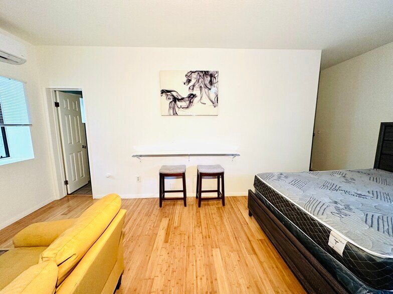 Building Photo - 4242 La Salle Ave