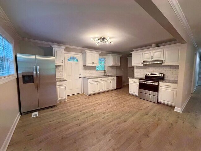 Building Photo - 3 Bedroom 2 Bath