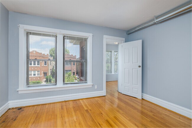 Building Photo - 3337 W Cullom Ave