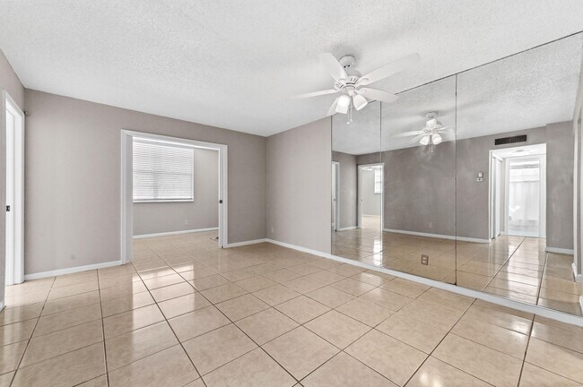 Building Photo - 3910 Crystal Lake Dr