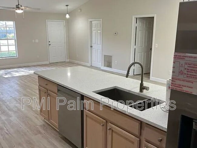 Building Photo - 117 SW Glenwood Dr