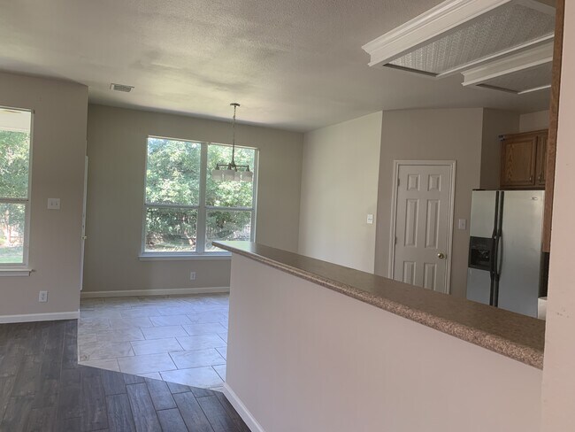 Building Photo - 8711 Redwood Bend
