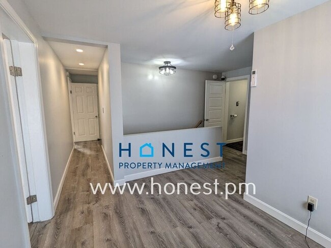 Building Photo - 162 College Ave