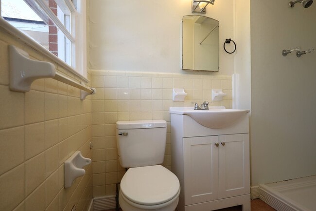 Building Photo - 1200 Dellwood Dr