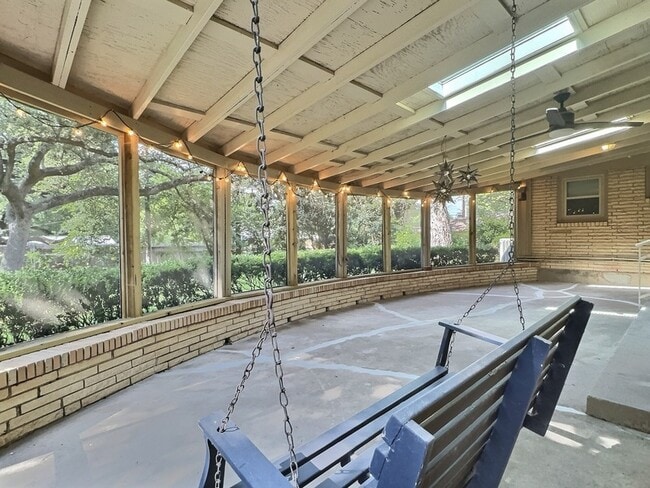 Building Photo - 635 Rockhill Dr