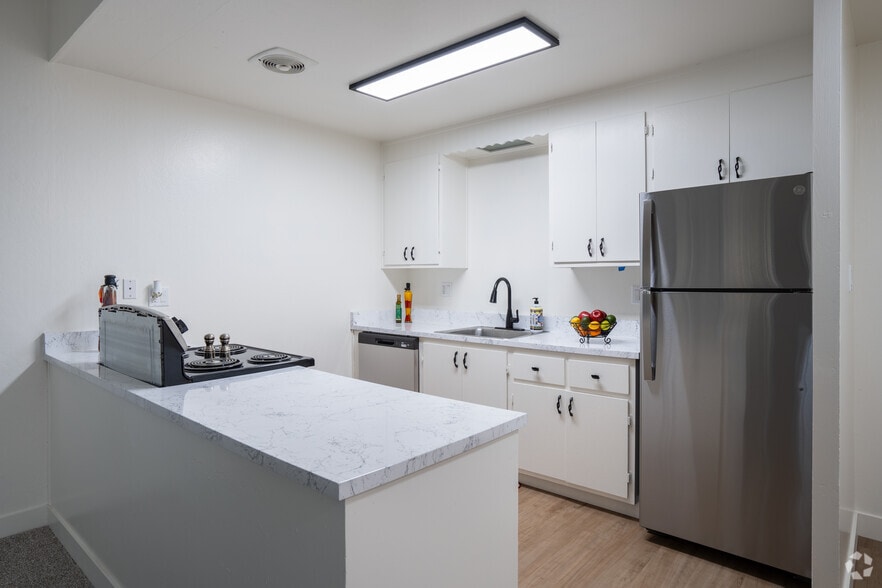 2BR, 1BA - 900SF - Kitchen - Leafy Grove Apartments