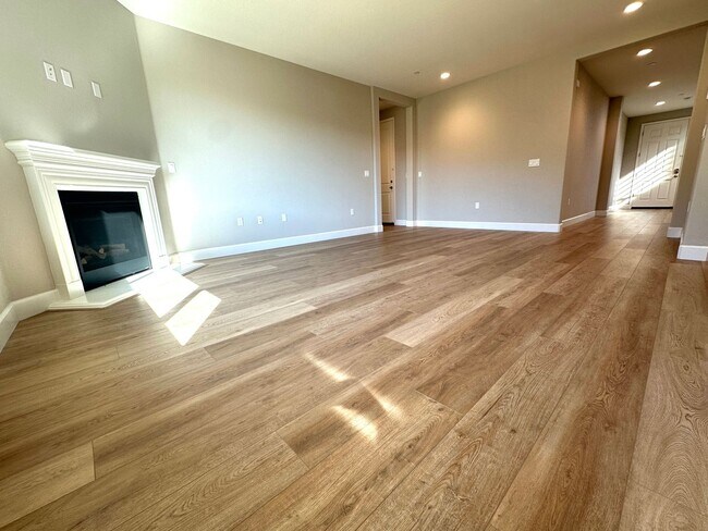 Building Photo - Beautiful Newer 5 Bedroom, 4 Bath in the h...