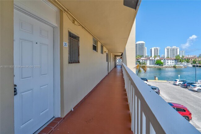Building Photo - 2999 Point E Dr