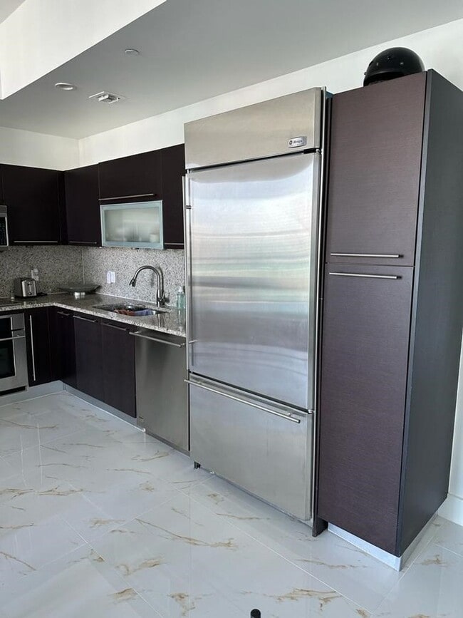 Building Photo - 950 Brickell Bay Dr