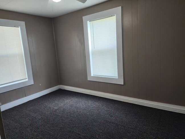 Building Photo - 809 S Avenue A