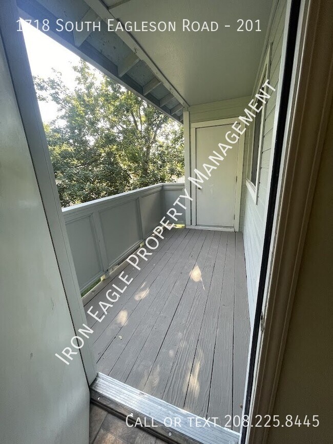 Building Photo - 1718 S Eagleson Rd