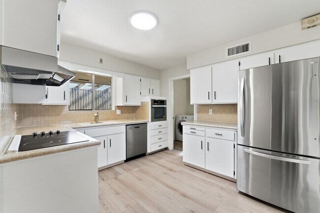 Building Photo - Spacious 3 Bed in Dreamland Villa | Corner Lot + Circular Drive