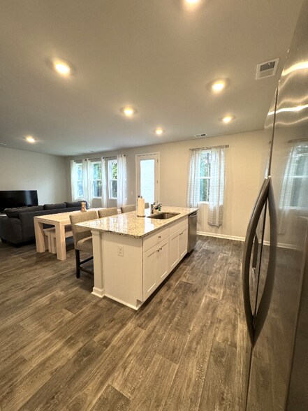 Building Photo - 145 Cypress Holw Dr