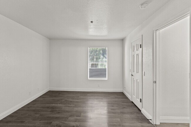 Building Photo - "Spacious 2-Bed, 2-Bath Condo Retreat in the Heart of Las Vegas!"