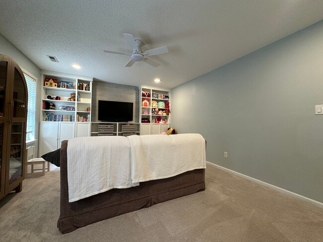 Building Photo - Spacious 3 bed, 2.5 bath with large bonus