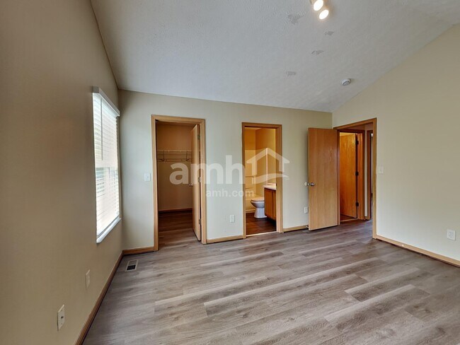 Building Photo - 3959 Highland Bluff Dr