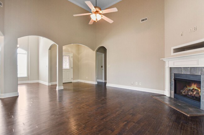 Building Photo - Pet Friendly Three Bedroom with Bonus!