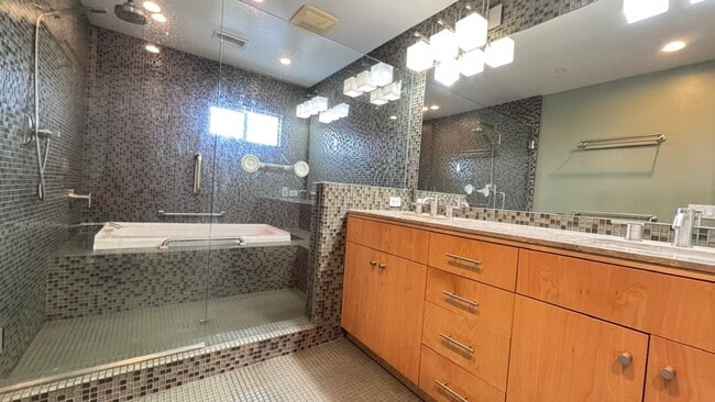 Building Photo - Stunning Townhome in the heart of Encinitas