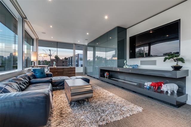 Building Photo - 2300 N Carroll Ave