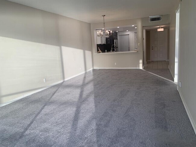 Building Photo - 2801 N Palm Aire Dr