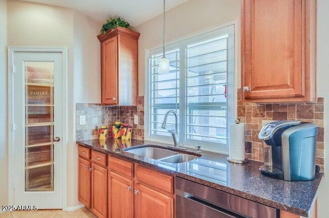 Building Photo - 2938 E Quiet Hollow Ln