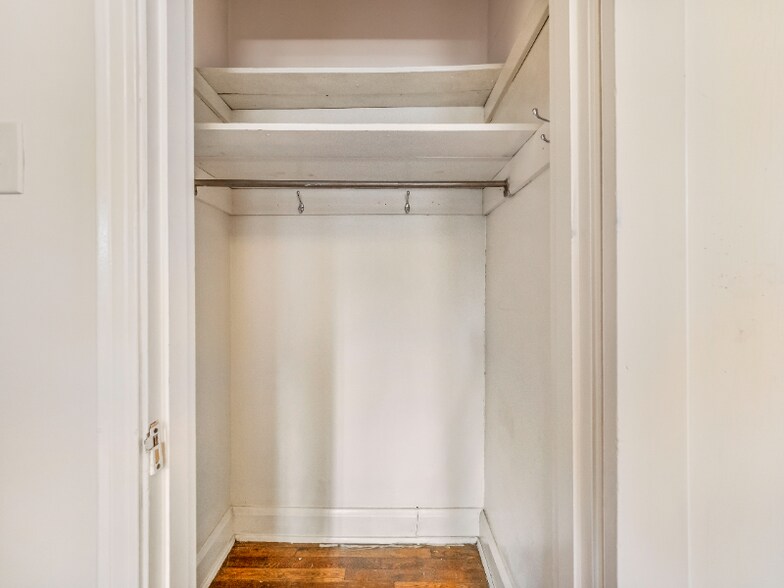 Building Photo - 5556 Covode St