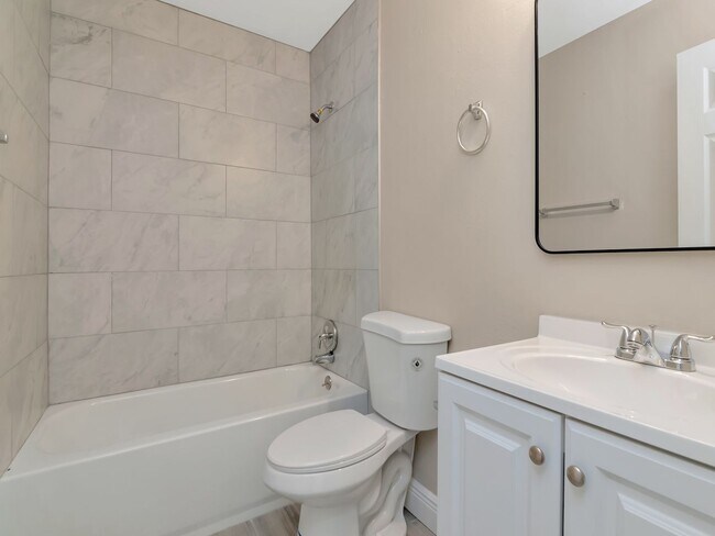 Building Photo - Stunning Newly Renovated 3-Bedroom, 2-Bath Duplex in Prime Bradenton Location!