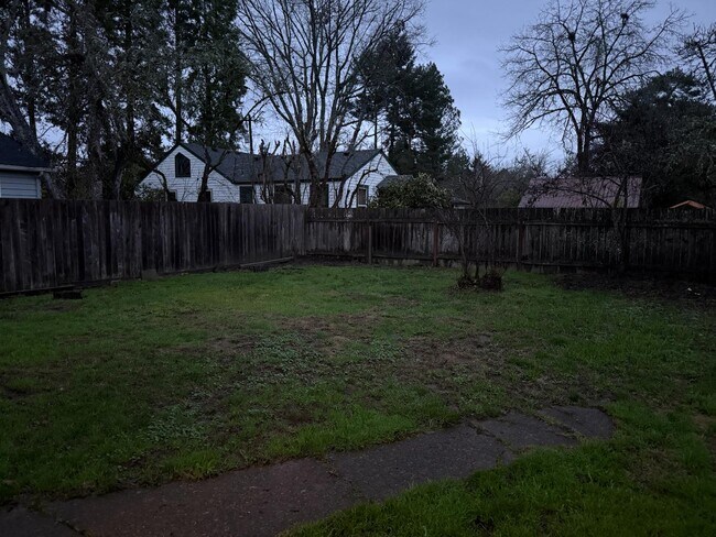 Building Photo - 1915 SE Debord St