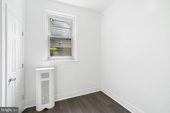 Building Photo - 2127 W Erie Ave