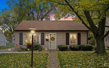 Building Photo - Adorable 2 bed 1 bath in Rock Island!