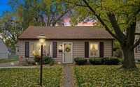 Building Photo - Adorable 2 bed 1 bath in Rock Island!