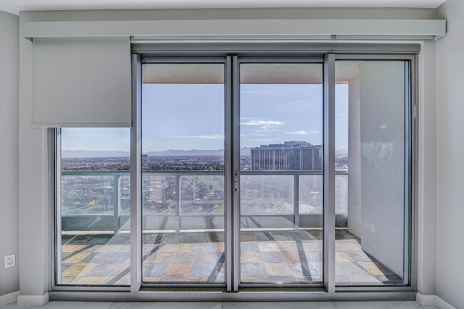 Building Photo - Turnberry Towers 2704- Strip/City Views fr...