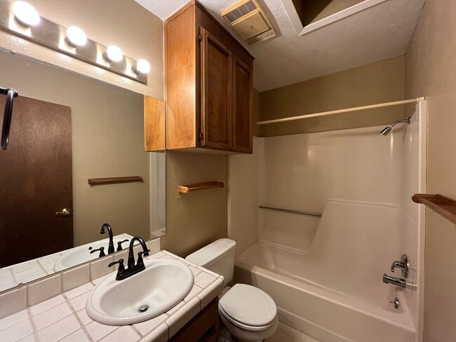 Building Photo - 2118 Meadowgrove Dr