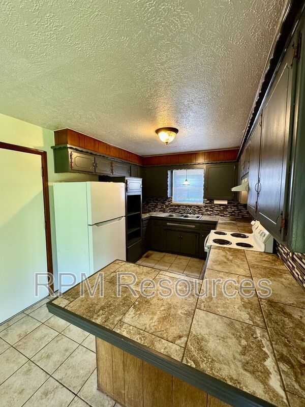 Building Photo - 7116 S Klein Ave