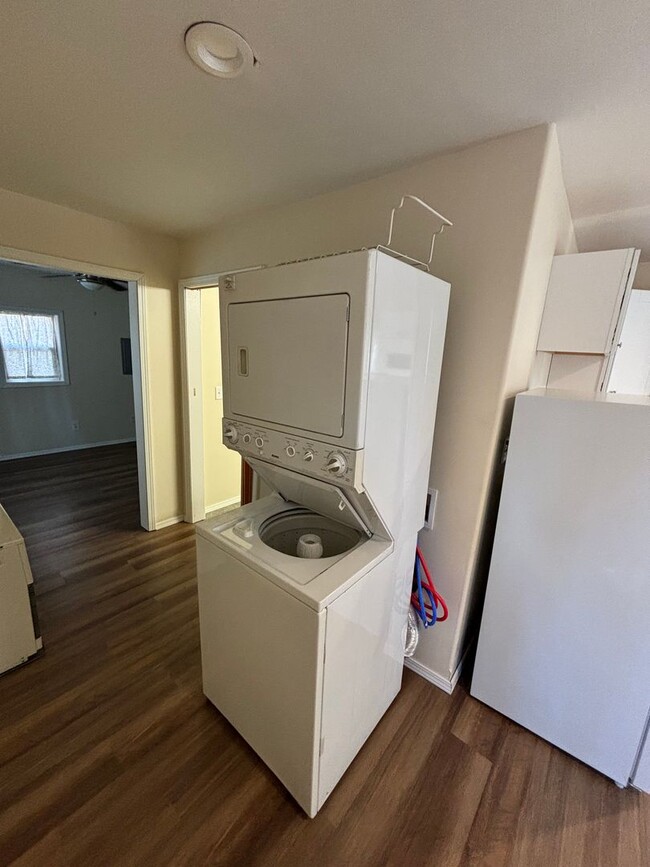 Building Photo - 1/2 OFF 1st Months Rent / 1 bedroom home i...