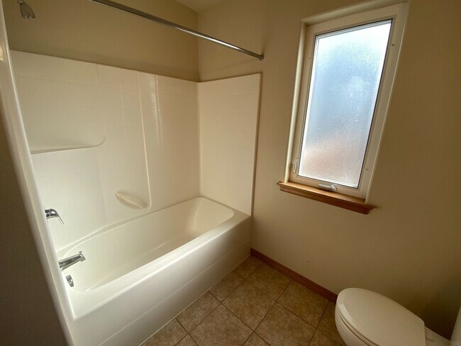 Building Photo - Nice 3 Bed, 2 Bath Home!
