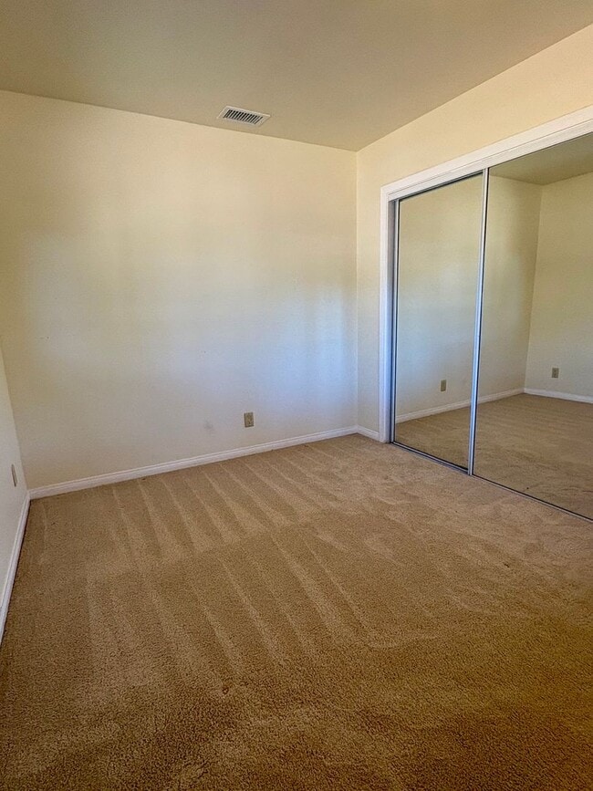 Building Photo - Single Family Home in Oak View!