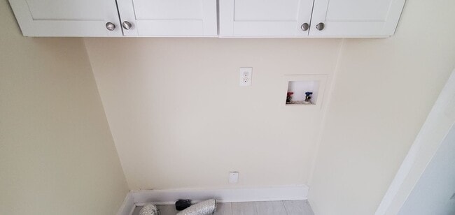 Building Photo - 2 Bedroom House