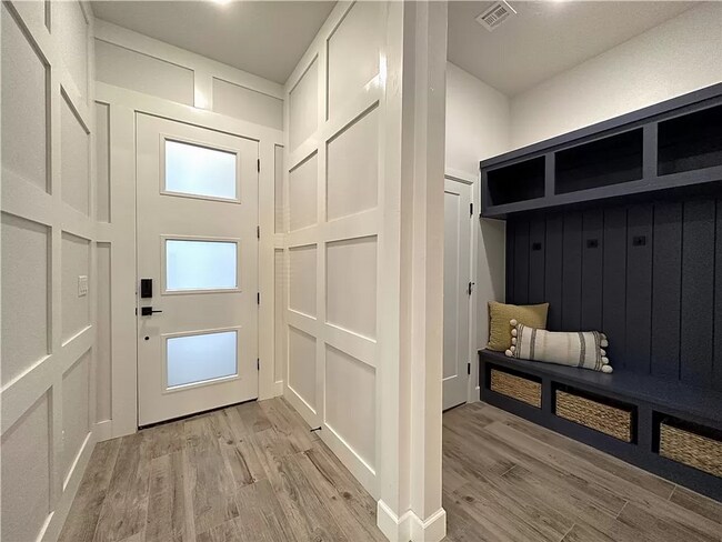 Building Photo - Luxarious 3BD/2BTH Home off of JKP Turnpik...