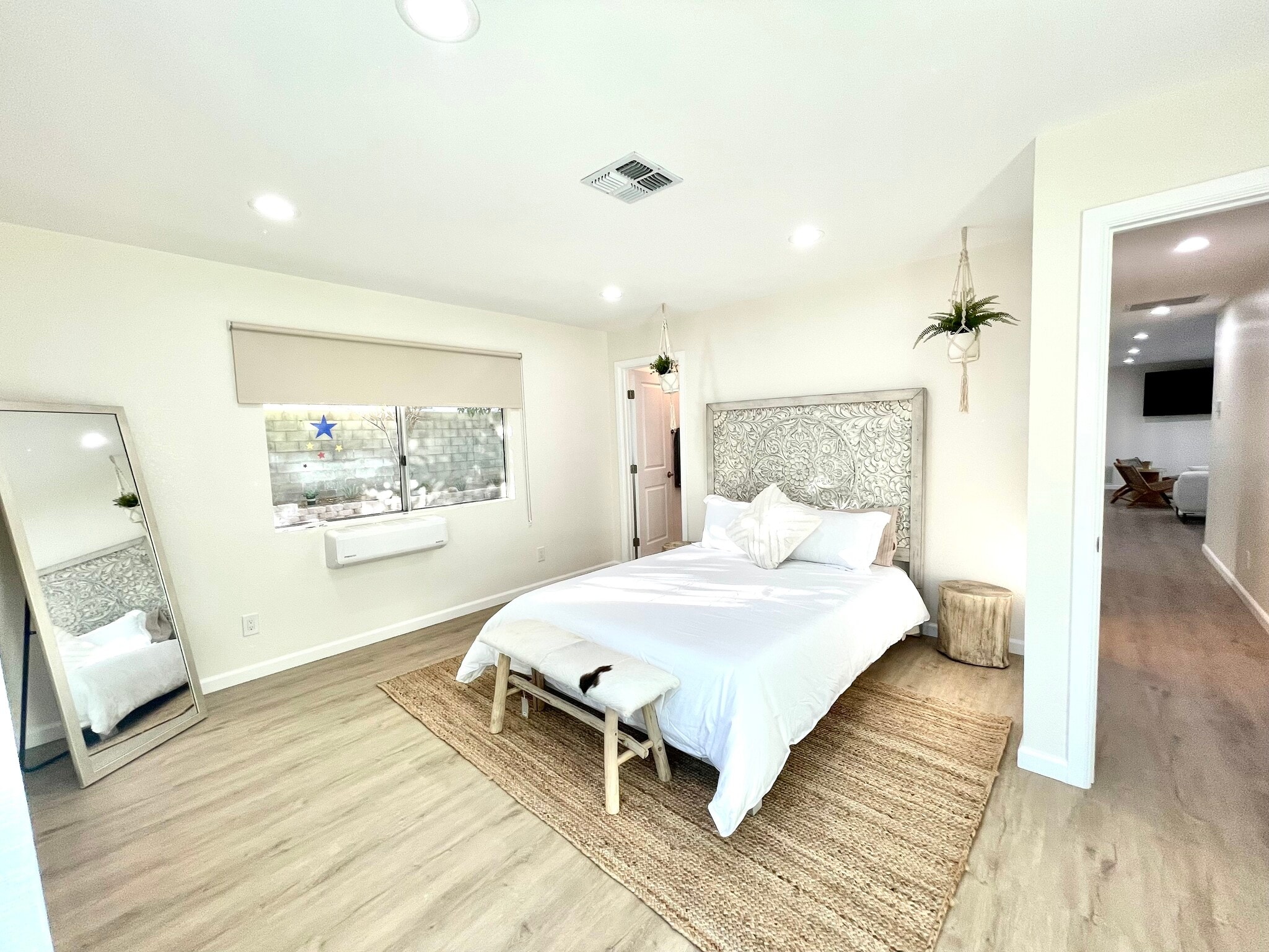 Primary bedroom with ensuite bathroom - 7084 Hillview Rd