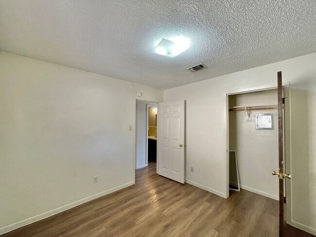 Building Photo - 624 Sunset Ln