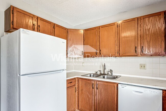 Building Photo - 3 Bedroom 2 bath duplex - Derby