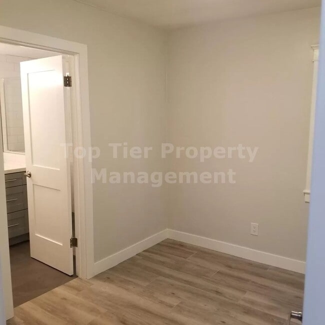 Building Photo - ***Remodeled, Charming 2 bed / 2 bath Bung...