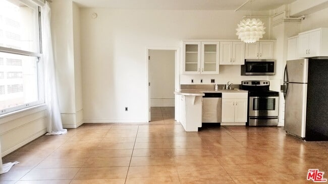 Primary Photo - 215 W 7th St
