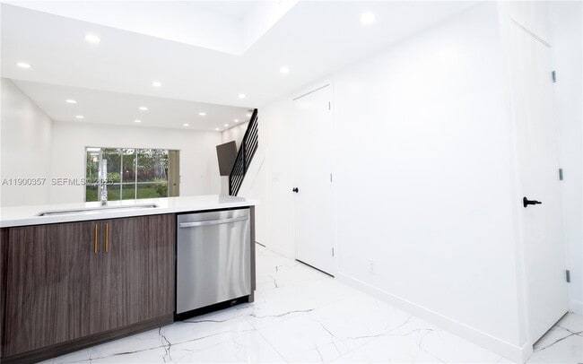 Building Photo - 16697 Hemingway Dr