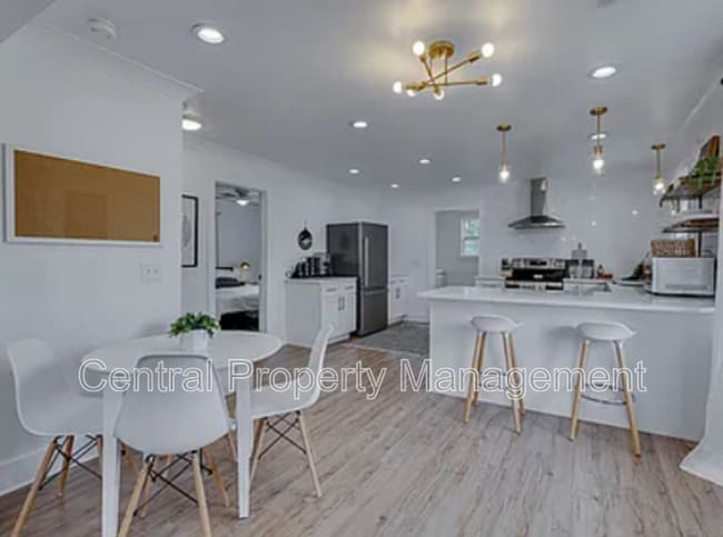 Building Photo - 1126 N Hwy 25 Bypass