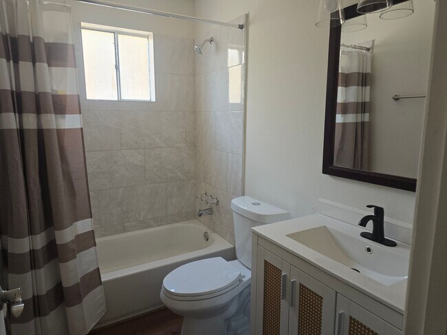 Building Photo - Beautiful 5 bedroom and 2 bath home in Pho...