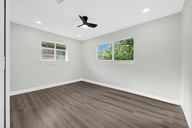 Building Photo - 5854 Schevers St