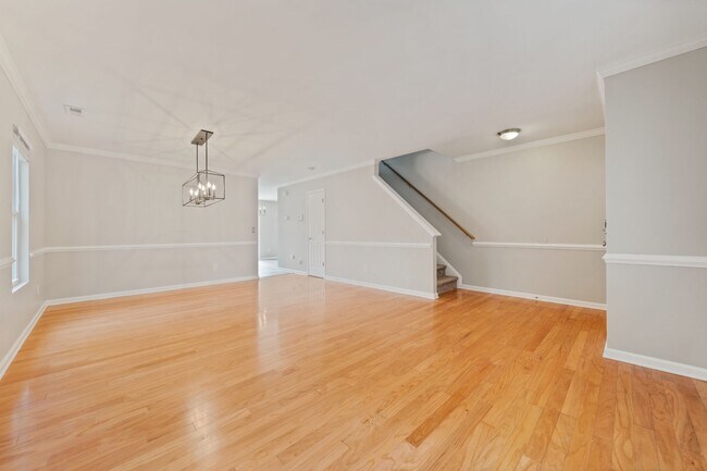 Building Photo - Beautiful 4 bedroom 2.5 bath with Fenced Y...