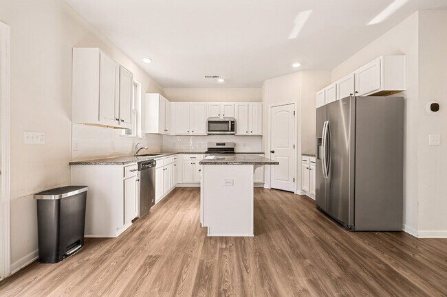 Building Photo - MOVE IN SPECIAL $600 off First Month!!!! Spacious 4-Bedroom Gem with 2.5 Baths –2216 Sussex Road ...